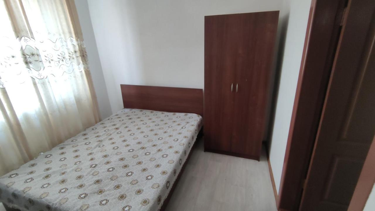 Хостел На Барахолки Almaty Ngoại thất bức ảnh